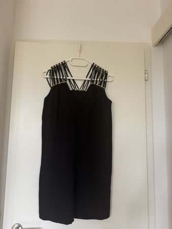 Schickes, schwarzes Sommerkleid mit Zierbändern
