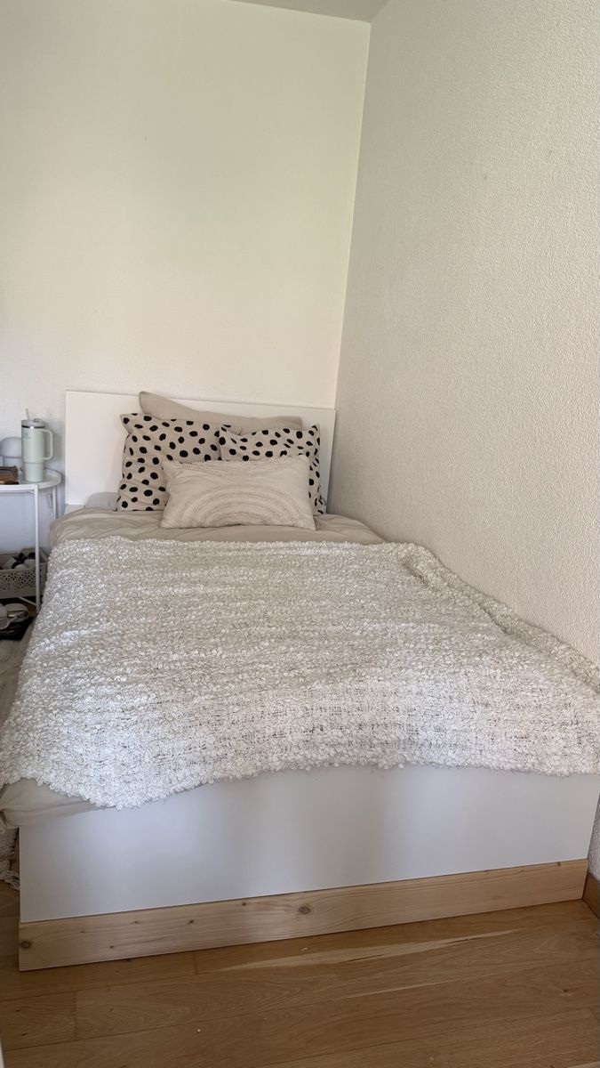 Ikea Letti: Ikea Bett Malm (mit Holzbalken) – Usato da Zürich venduto da theresa.st 3