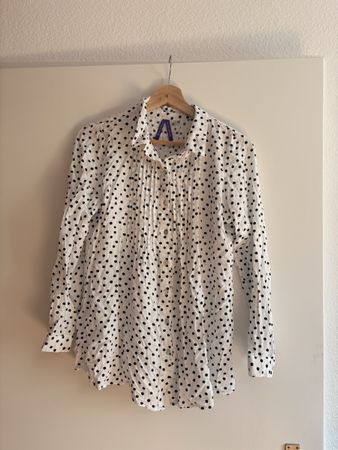 weiße Umstandsbluse mit schwarzen Punkten