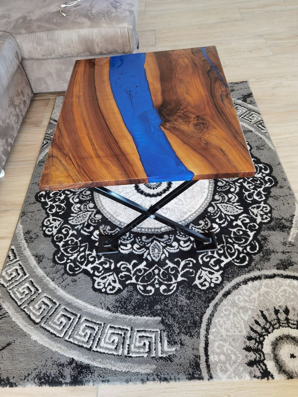 Tavoli: Couchtisch Nussbaum Massiv Epoxy – Usato da Aesch LU venduto da Cubic