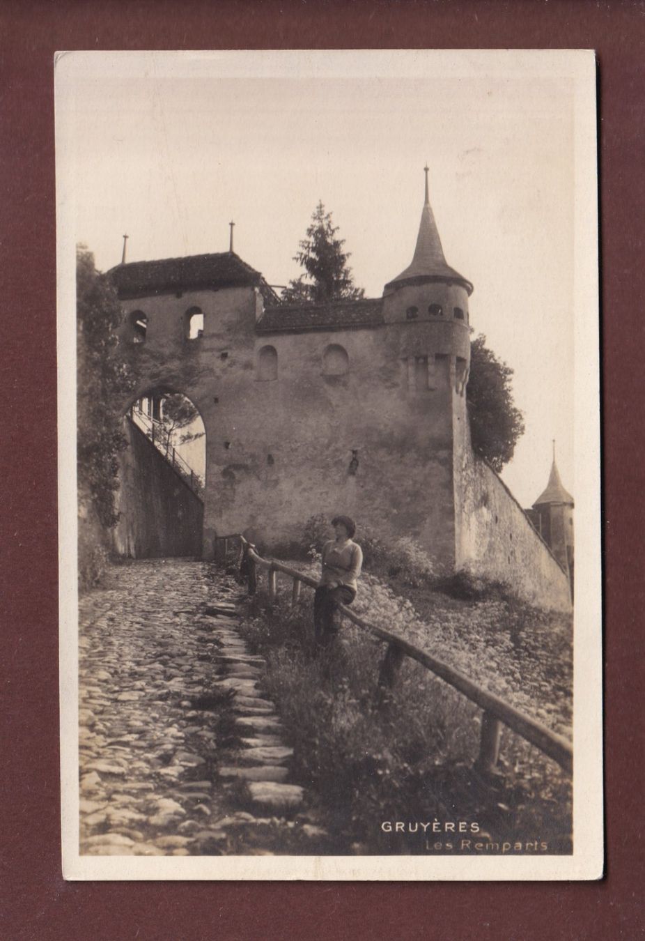 Cartoline postali: GRUYERES - Entrée – Usato da Pully venduto da nicecards