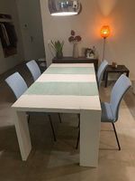 Eleganter weisser Hochglanz-Tisch