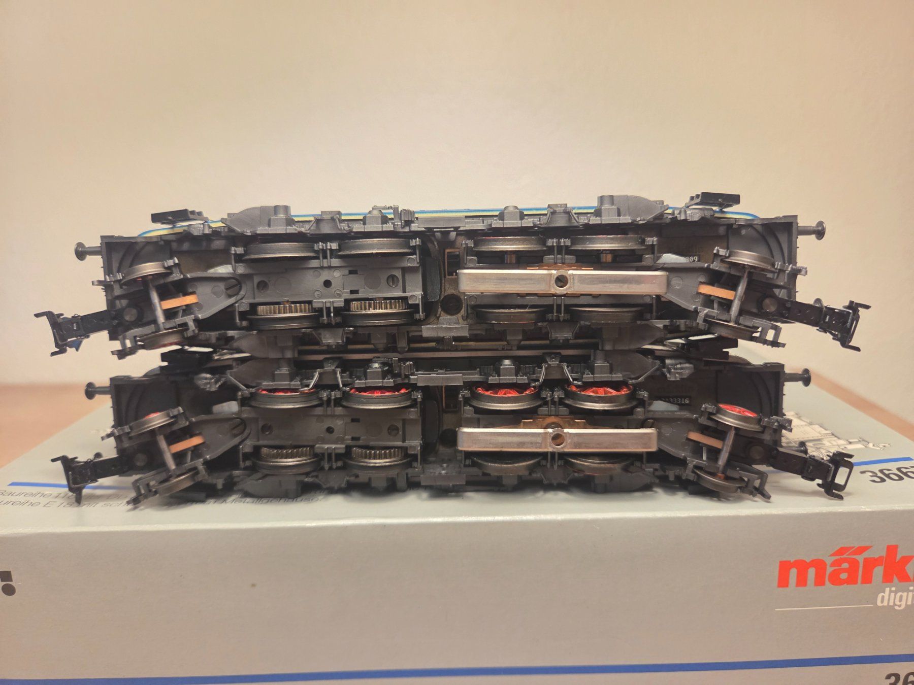 Märklin Modellini di ferrovie: Märklin 3667 E-Lok BR E18+118 DB Digital H0 – Usato da St-Aubin-Sauges venduto da Lo_Go 6