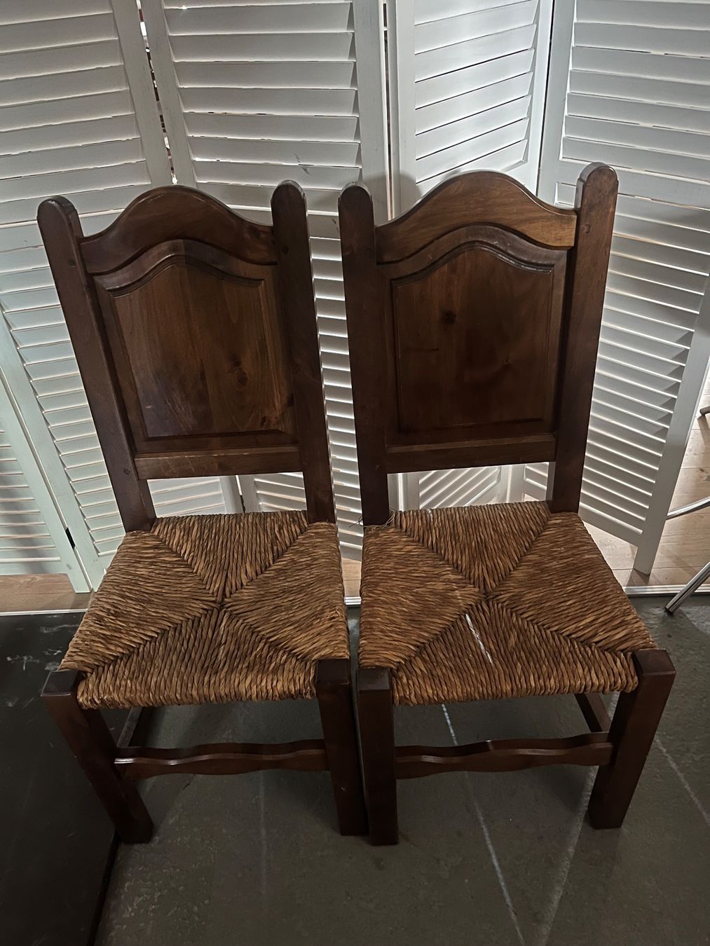 Chaises: 2 Holzstühle - 1 Preis – D'occasion à zofingen par Cyeah