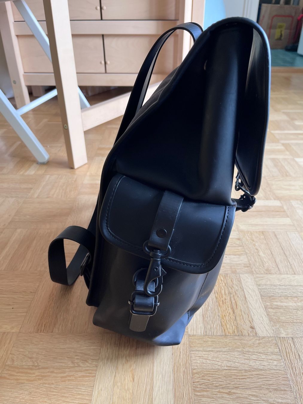 Rains Zaini: Sac à dos Rains noir – design minimaliste – très bon état – Usato da Lausanne venduto da jen_jeon 3