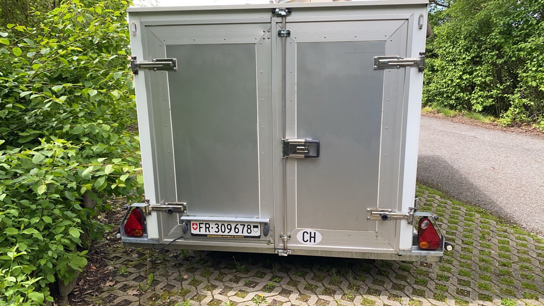 Brühlmann Rimorchi: Kofferanhänger Brühlhart Tieflader – Usato da Flamatt venduto da Jonas.asia 2