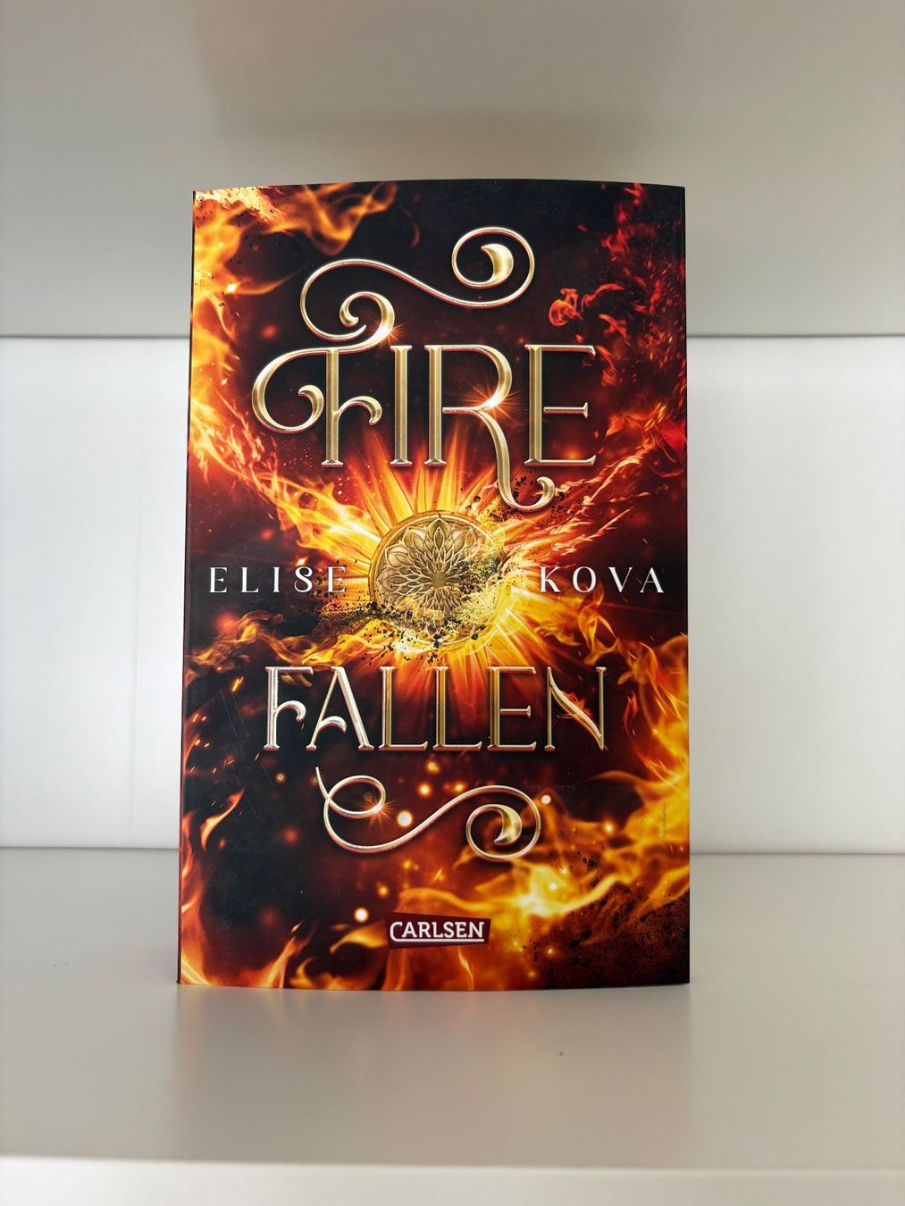 Libri: Fire Fallen - Elise Kova – Nuovo (secondo la descrizione) da Steffisburg venduto da elsa.catalina