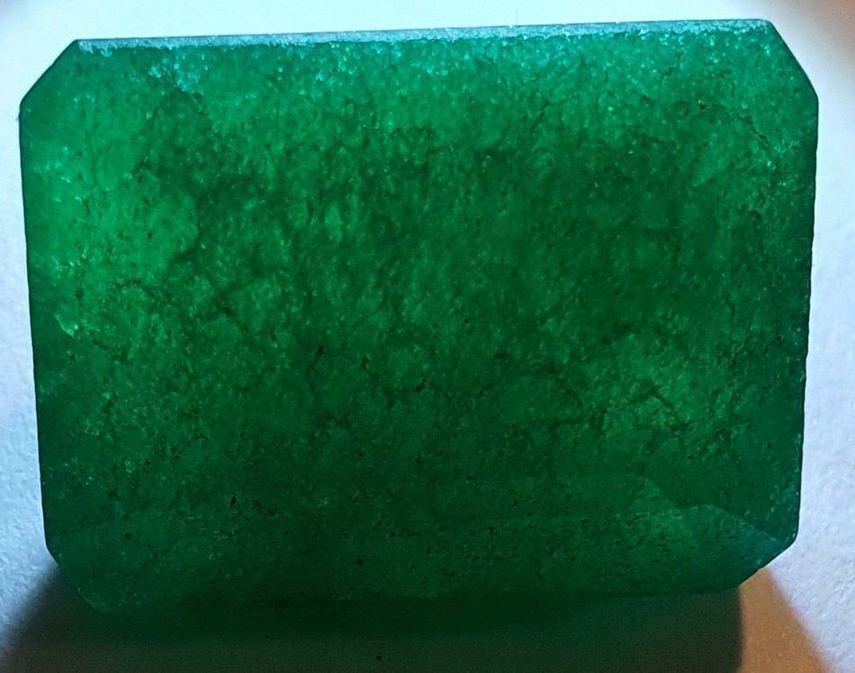 Émeraude Brute Colombienne 10.49 Carats – Taille Asscher – Vert Vif – Certifiée JRJ