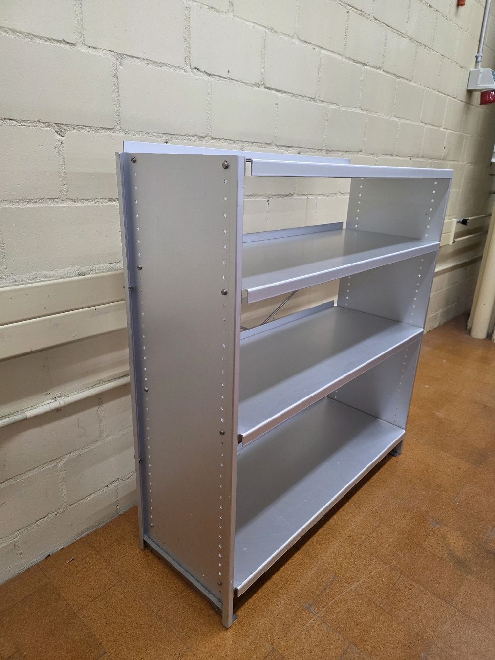 Lehni Scaffali: Designer Aluminium Regal Lehni – Usato da Lichtensteig venduto da UsedIN 1