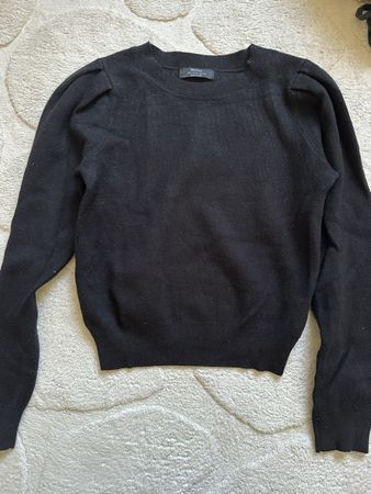 schwarzer Strickpullover
