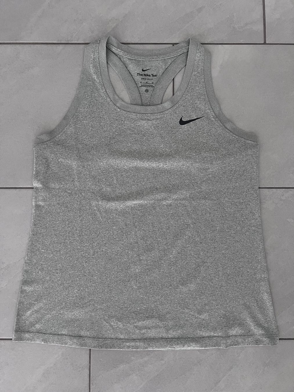 Nike Top: NIKE PERFORMANCE TANK - TOP GRAU GR.M – Nuovo (secondo la descrizione) da Kaltbrunn venduto da .-Chantally-.