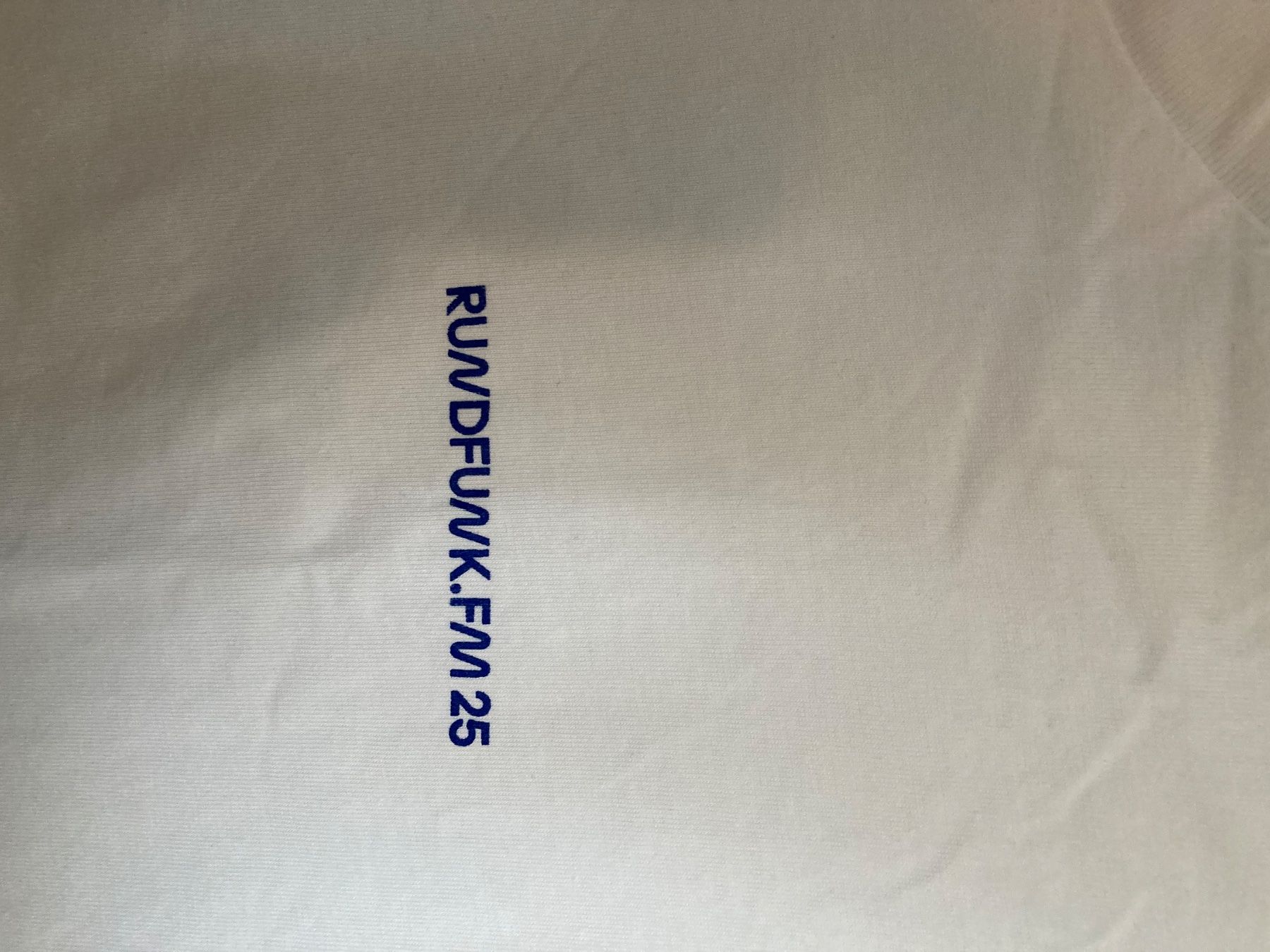 T-shirt: Rundfunk25 Shirt weiss – Usato da Zürich venduto da julia_le 1