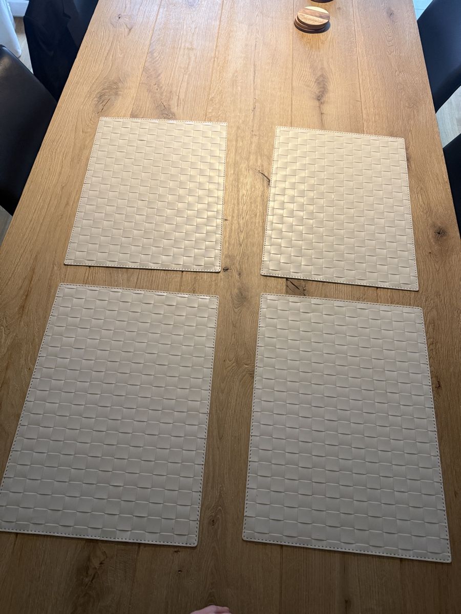 Set di tavolo e panche: 4 Tischsets beige, Flecht-Optik, neuwertig – Usato da Ebikon venduto da her_82yr 1