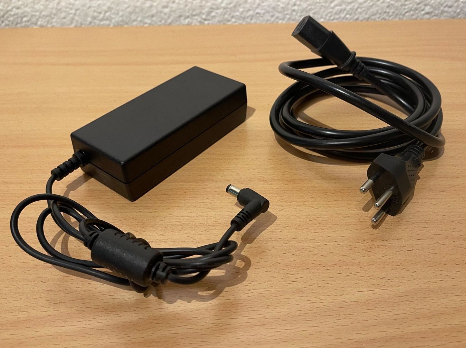 Caricabatterie: Power Adapter, Delta Electronics (40W) – Usato da Böbikon venduto da pxtr
