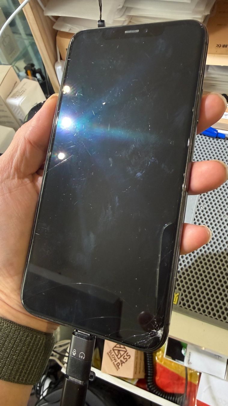 Apple Portables: Ecran original fissuré pour iPhone 11 Pro Max – D'occasion à Morges par DA-repa 1