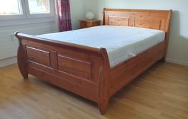 Bett aus massivem Holz mit Lattenrost und Matratze