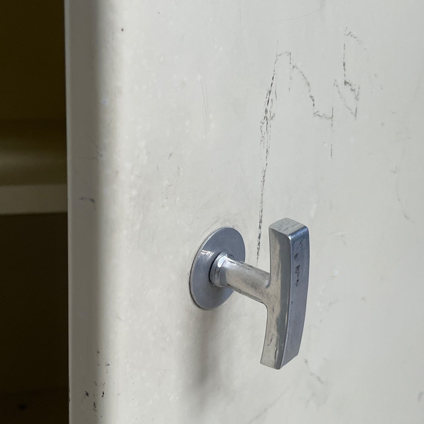 Armadi: 1950er MEWA Apotheker Schrank – Usato da Bern venduto da Modern-Era 3