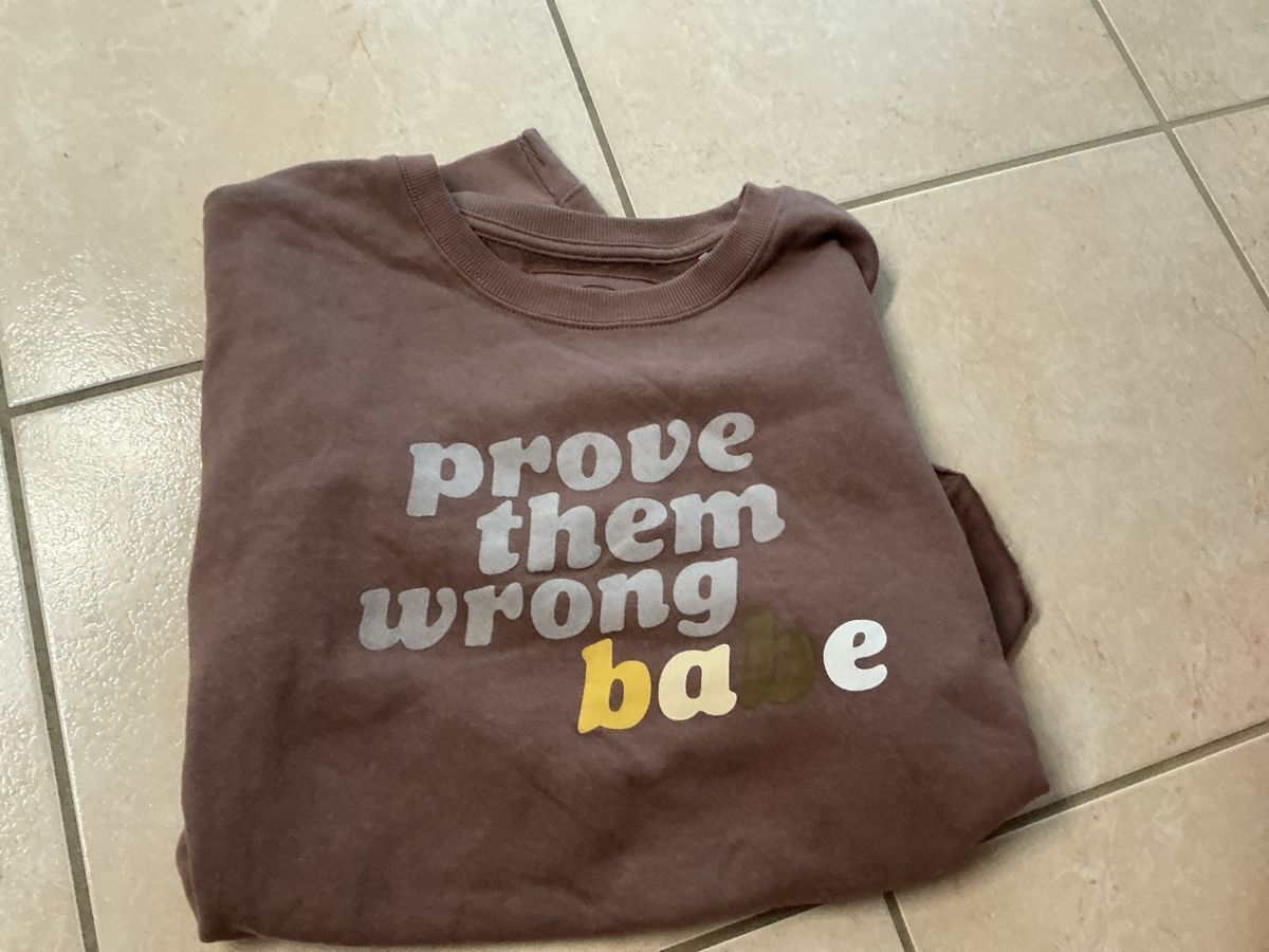 Maglioni & Felpe: Trendiger Sweater "prove them wrong babe", Grösse M – Nuovo (secondo la descrizione) da Buus venduto da max_r8g2