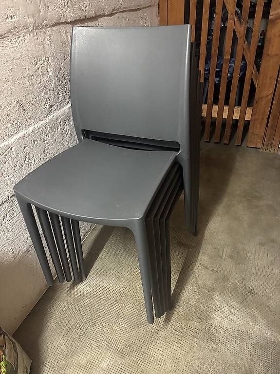 Chaises: 6 stapelbare Kunststoffstühle Maya anthrazit – D'occasion à Basel par deje85