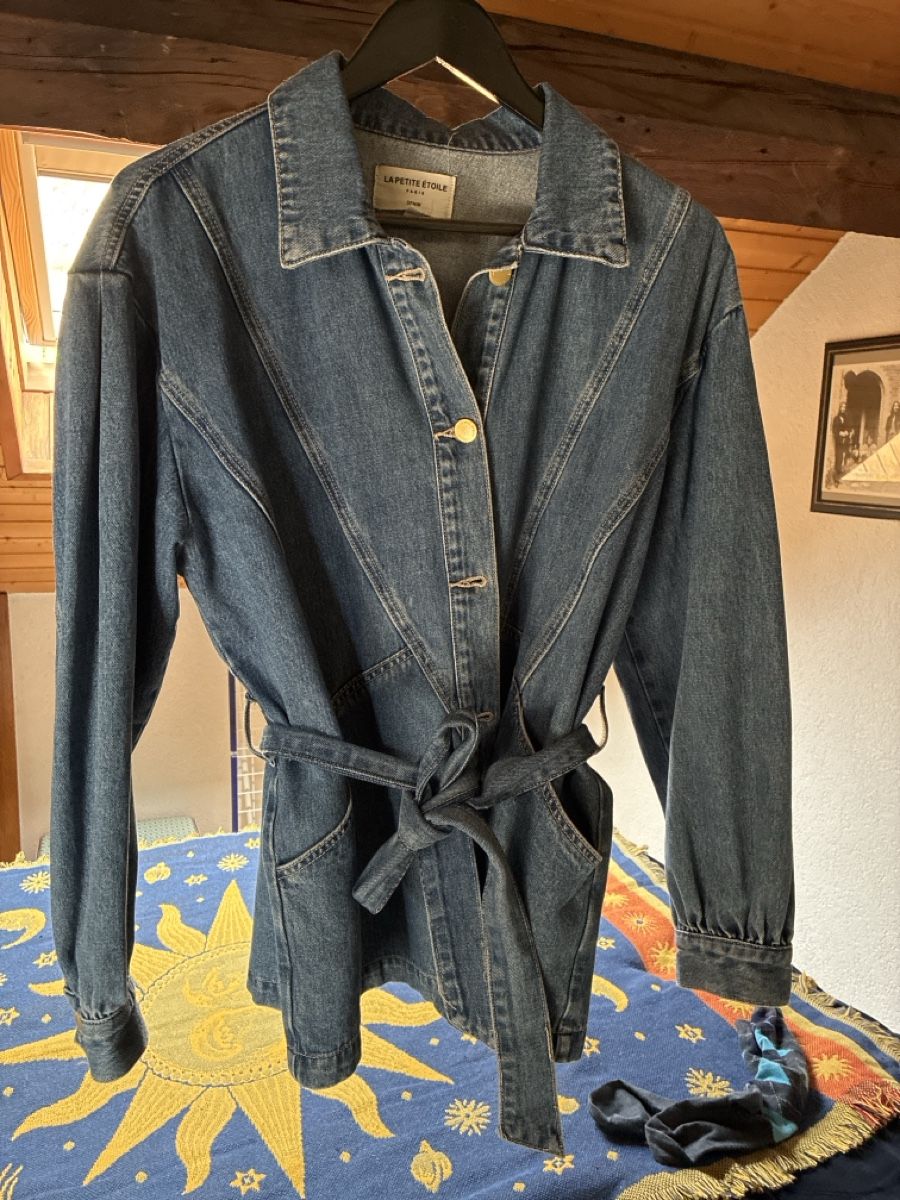 Vestes: Veste denim La petite Étoile 🌟 taille 3 – Neuf (Voir description) à St-Maurice par cry_tgq8