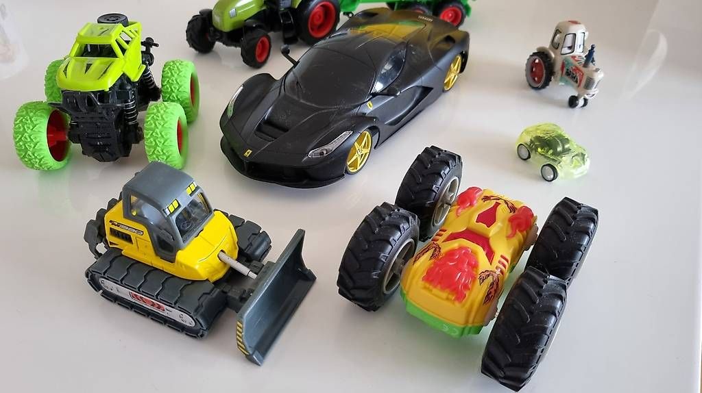 Spielzeuge: Diverse Fahrzeuge – Gebraucht aus Ehrendingen von NSX-RR 2