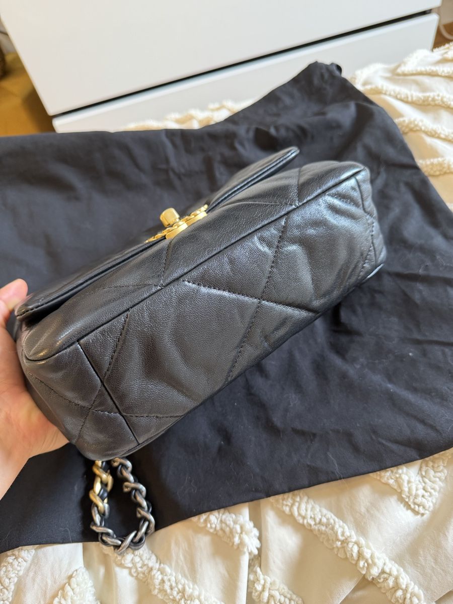 Chanel Altro in  Abbigliamento & Accessori: Chanel 19 small noir  – Usato da Bussigny venduto da tmu_8p2m 8