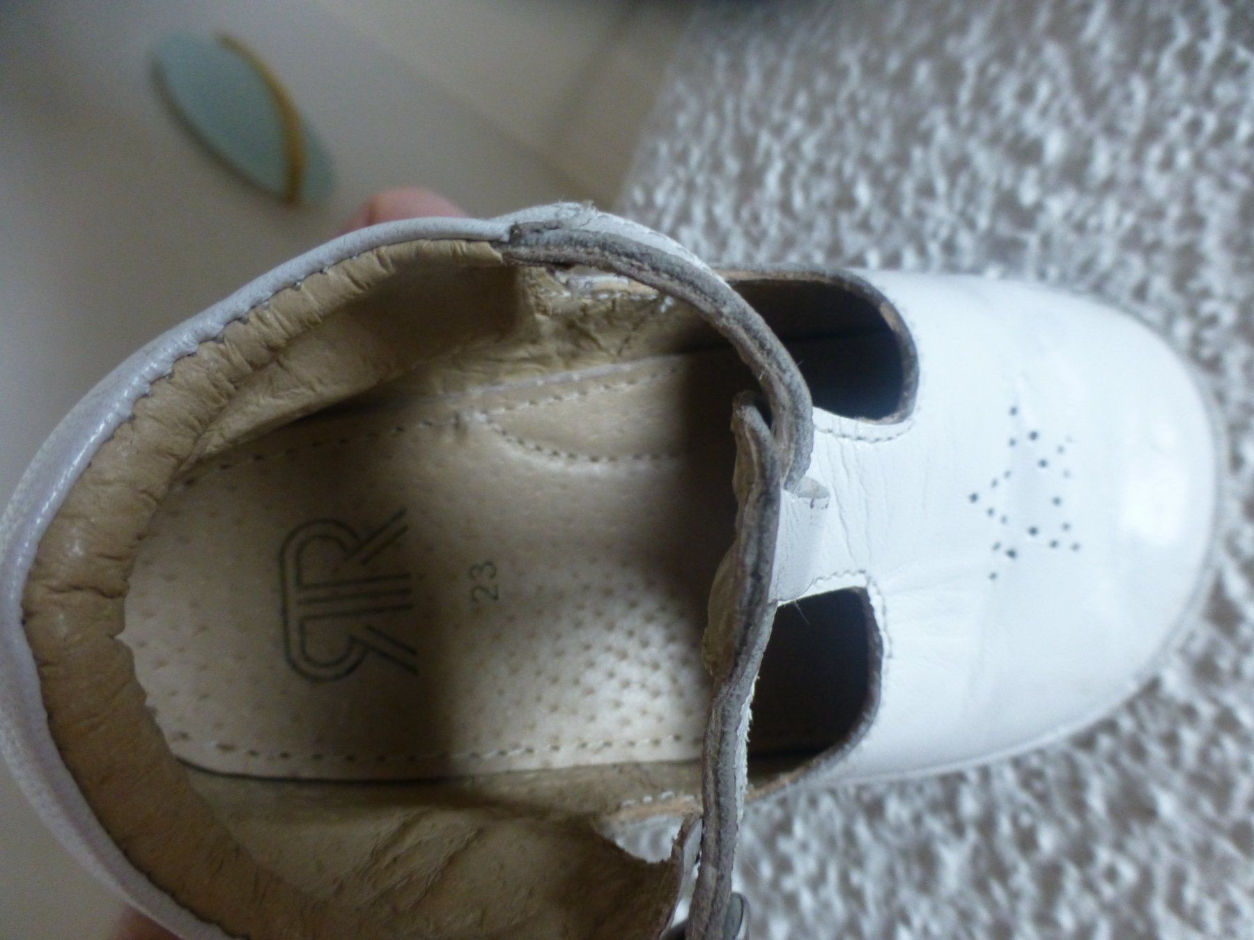 Scarpe per ragazze: Kinderschuhe weiss, Gr. 23 – Usato da Hergiswil NW venduto da annettelia 1