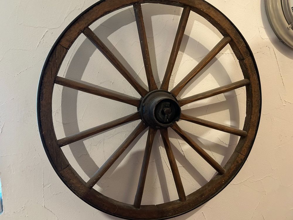 Dekoratives Wagenrad Aus Holz – 48 Cm Durchmesser, Rustikal Mit Metallbeschlag, Wetterfest