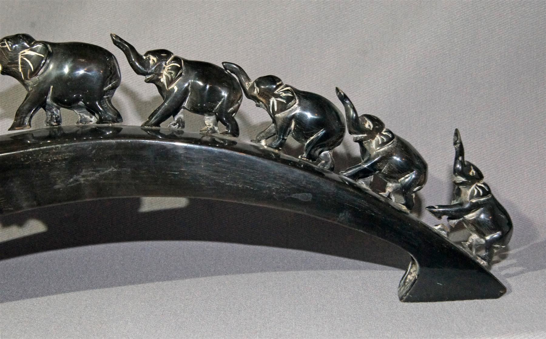 Skulpturen & Statuen: Schöne Elefantenbrücke aus Horn – Gebraucht aus Geroldswil von ARTEFACTO 4