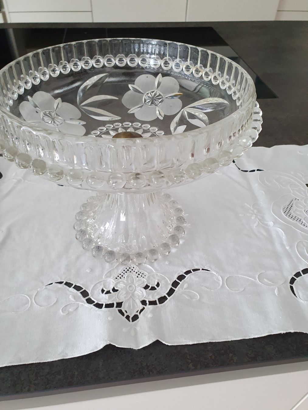 Bicchieri: Glas Obstschale mit Blumenmuster und Kugelfuss – Usato da Reinach venduto da 3Guggerli