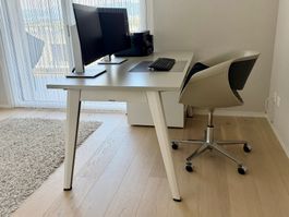 Bureau STEELCASE avec corps de bureau.