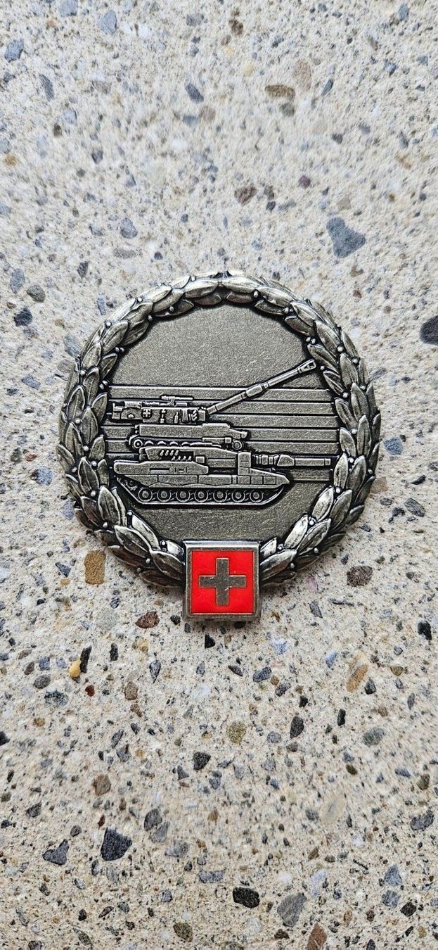 Schweizer Armee Placchette & Badge: *** Beretemblem Panzer Silber *** – Nuovo e nell'imballaggio originale da Riedholz venduto da fr_sIruP