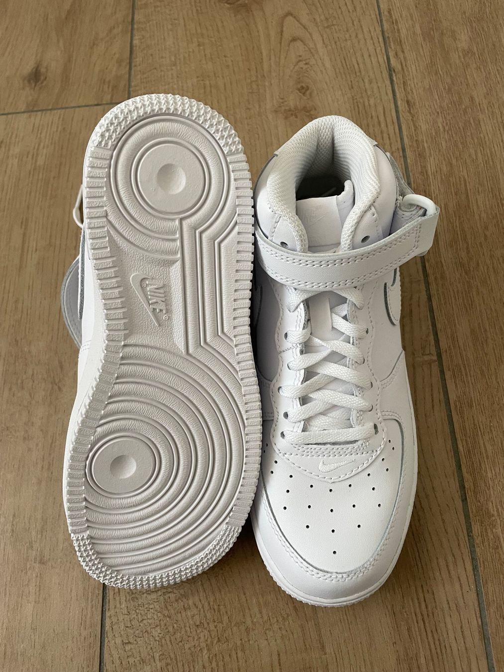 Nike Scarpe per ragazzi: Nike Force 1 Mid Gr. 35 NEU – Nuovo e nell'imballaggio originale da Waltenschwil venduto da hansnine 6