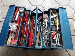 Diverse Werkzeuge in Metallkiste