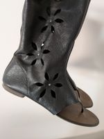 Schwarze Leder Zehensteg-Sandalen 39