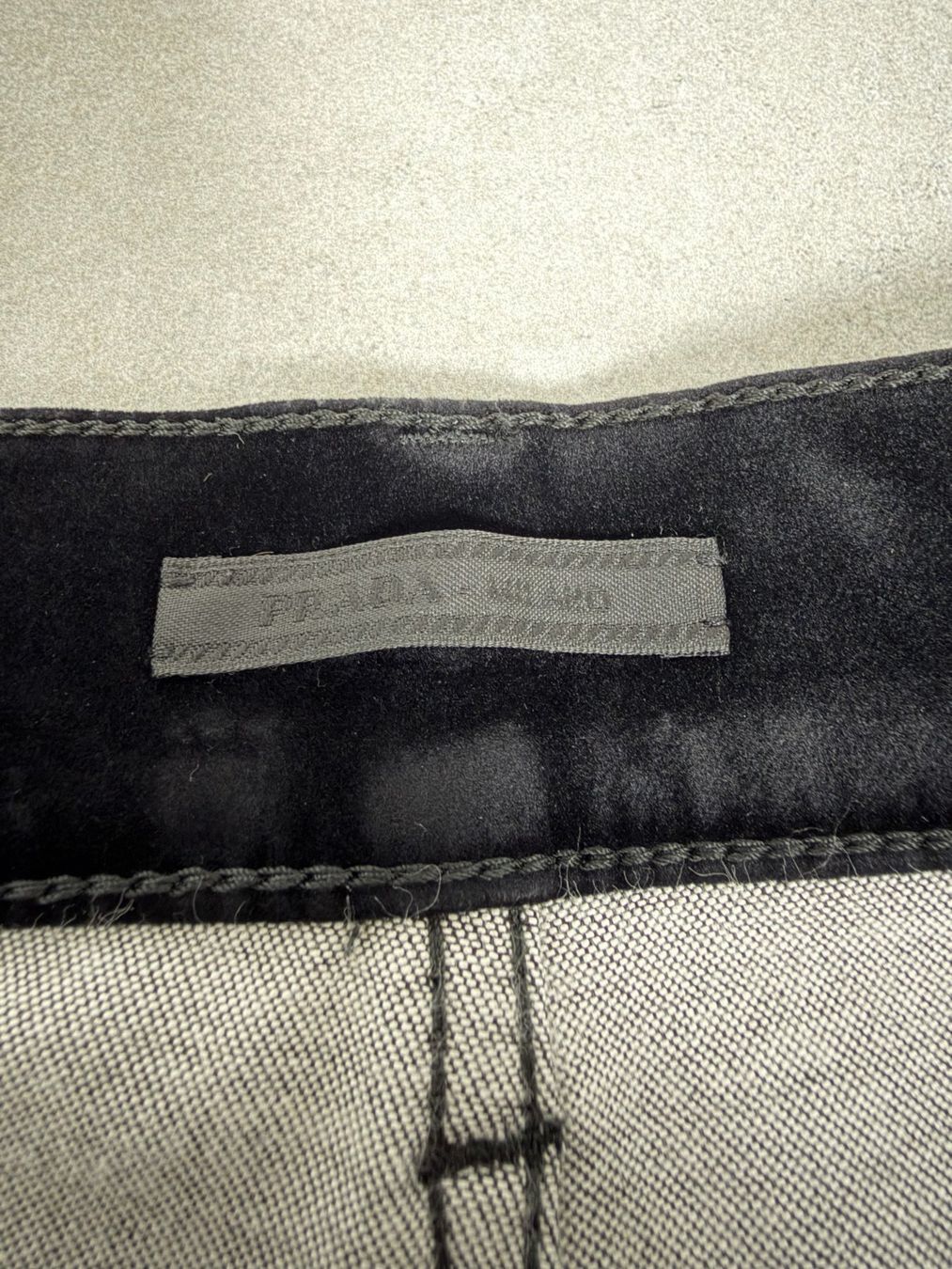 Prada Hosen: Prada Five Pockets Triangle Velvet Pants – Gebraucht aus Biel/Bienne von sami0788480082 4