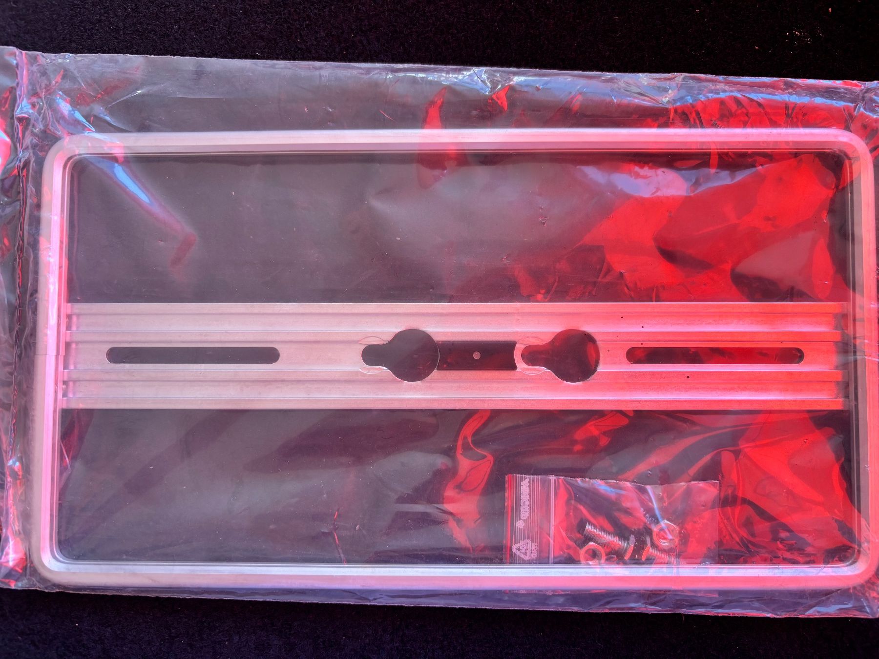 Alle Autoersatzteile: Bieler Nummernschildhalter silbrig NOS – Neu und originalverpackt aus St. Gallen von always-a-good-buy