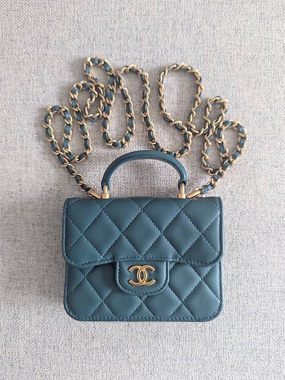 Chanel Sonstige Kleidung & Accessoires: Pochette en chain Chanel – Neu und originalverpackt aus Kerzers von hel_v8pr