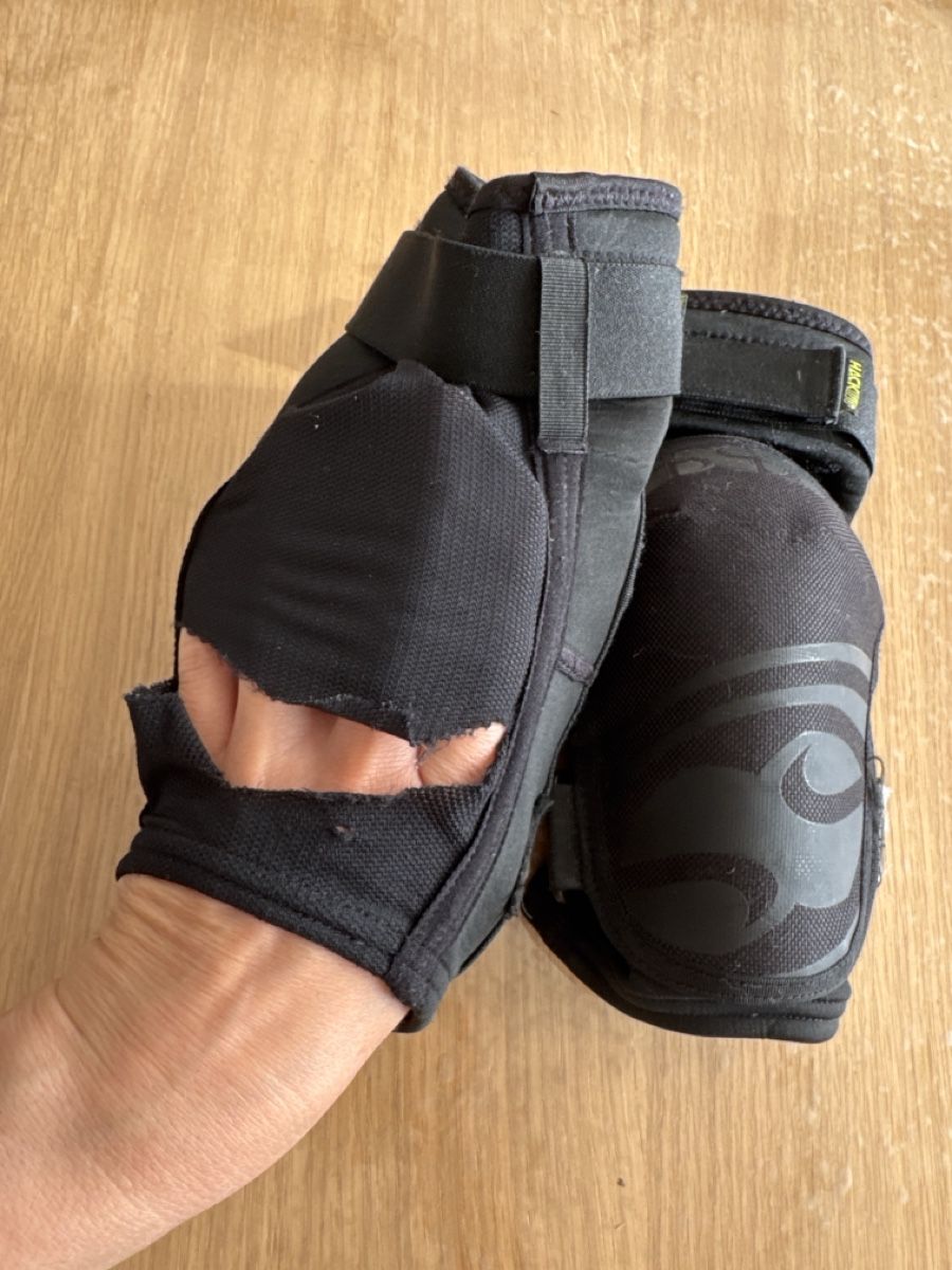 IXS Schutz & Schoner: IXS Knieschoner Hack schwarz gebraucht mit Gebrauchsspur – Defekt aus Zürich von Glam08 2