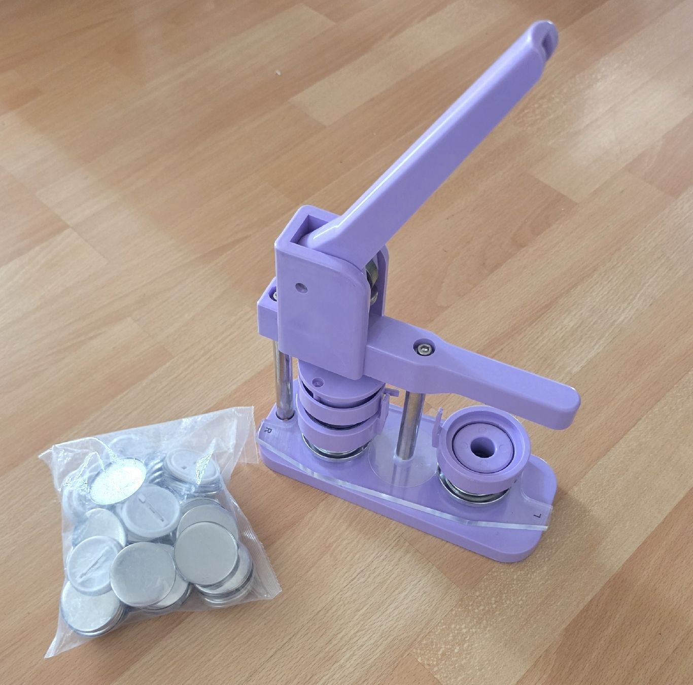 Tutte le macchine: Badge Maker / Buttonmaschine inkl. Rohlinge – Nuovo (secondo la descrizione) da Gerlafingen venduto da SiM_sch