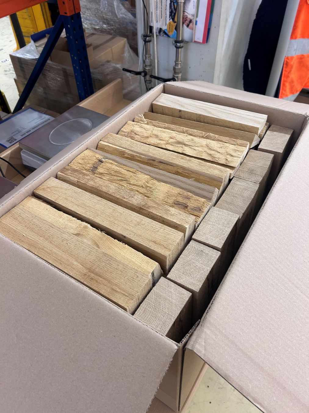Articoli in legno: Chemine- Kaminholz | Eiche | 35kg | im Karton – Nuovo e nell'imballaggio originale da Liebefeld venduto da Betrieb_B 1
