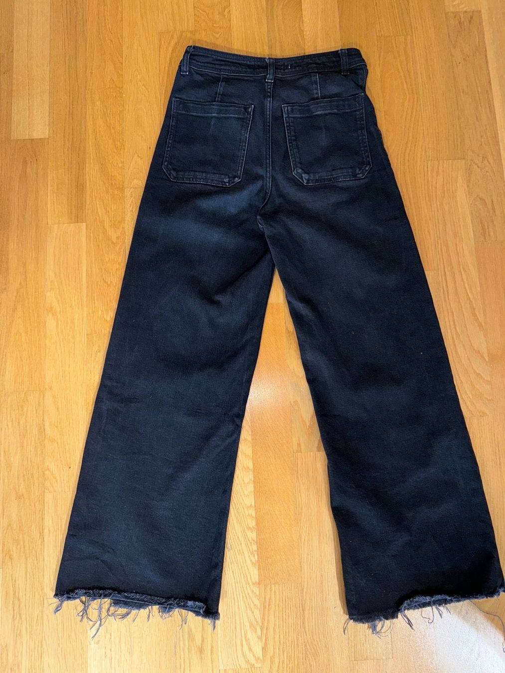 Pantaloni: 3 pantalons noirs – Usato da Cologny venduto da PEACEANDLOVE 7