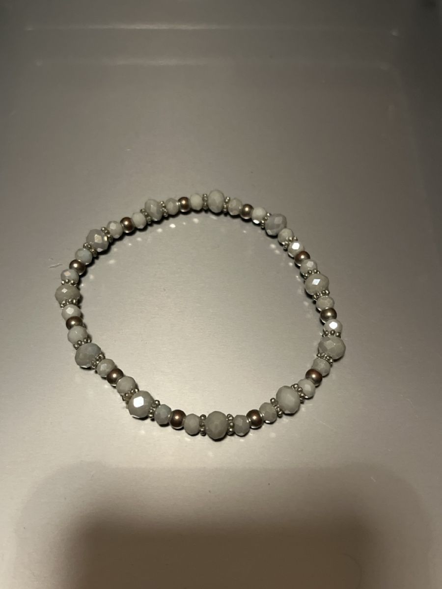 Bracciali & Braccialetti: Perlenarmband grau und silberfarben elastisch neu – Usato da Wettingen venduto da ele_n8lj