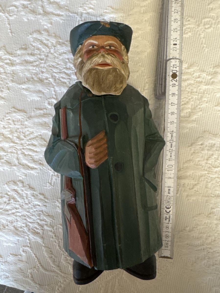 Sculture & Statue: Geschnitzter Jäger, Holzfigur, mit versteckter Flasche innen – Usato da Gams venduto da ver_n7n9