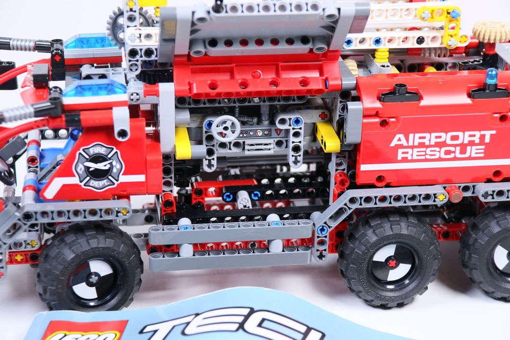 Lego Technic 42068 Flughafen-Löschfahrzeug (Gebraucht) in Hettlingen ...