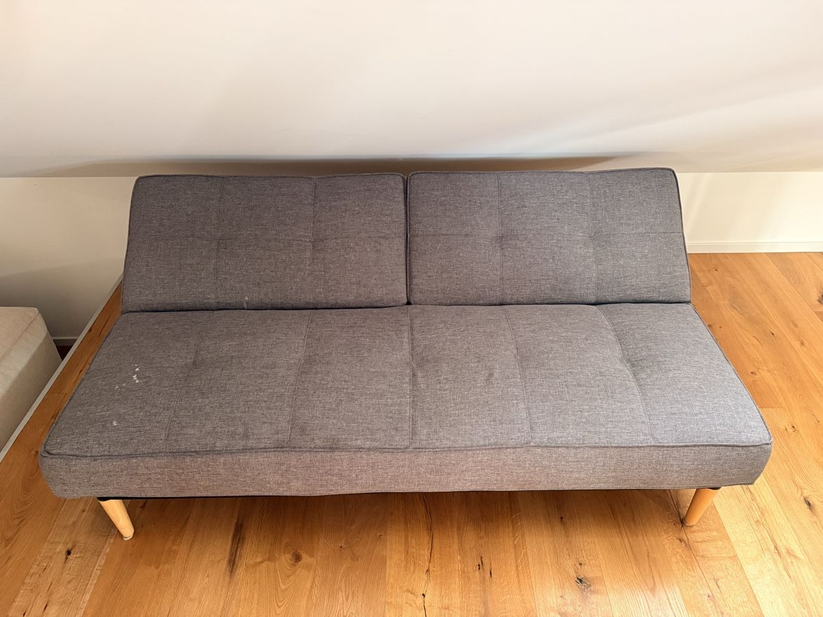 Sofas: Schlafsofa grau 2-Sitzer mit Flecken, gebraucht – Gebraucht aus Pfäffikon ZH von SternliM 2