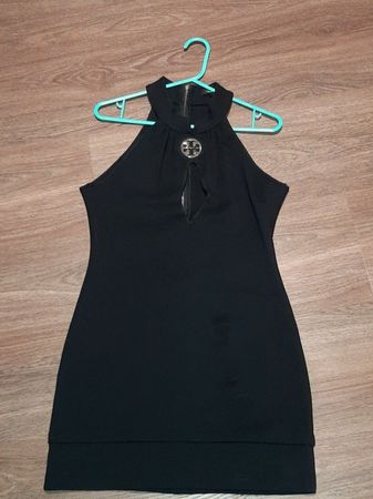 Schwarzes Kleid