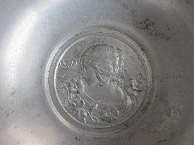 Schalen: Alte Aluminium Schale mit Bildnis einer Dame – Gebraucht aus Bischofszell von raika 2