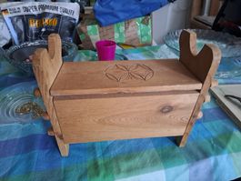 Rustikale Vogeltränke/Futterstelle aus Holz mit Schnitzerei