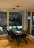 Zwei moderne Deckenlampen